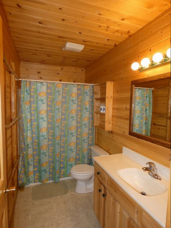 Cabin10_Upper Bathroom