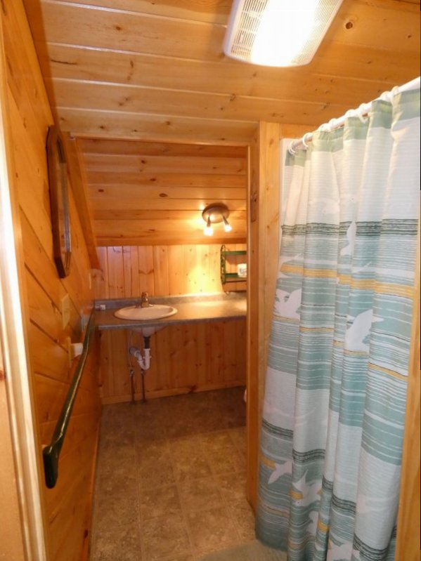 Cabin13_Upper Bathroom