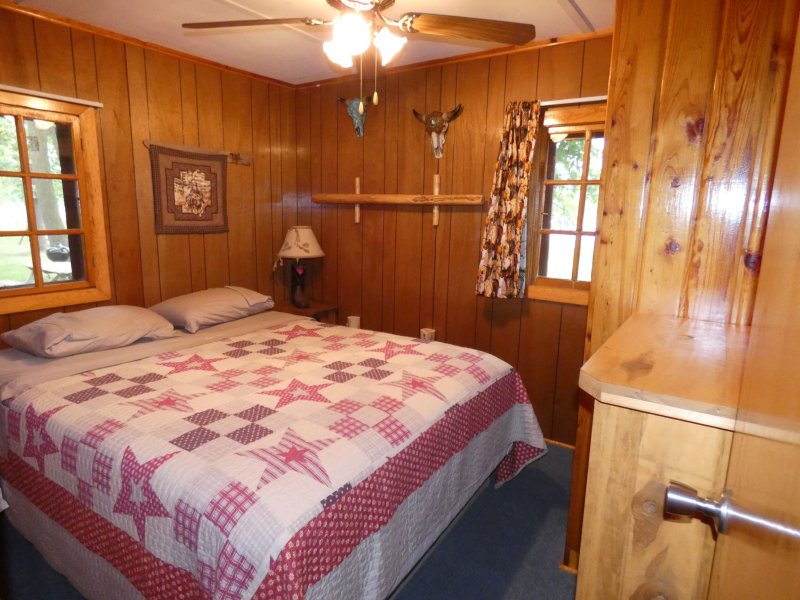 Cabin2_Bedroom 1