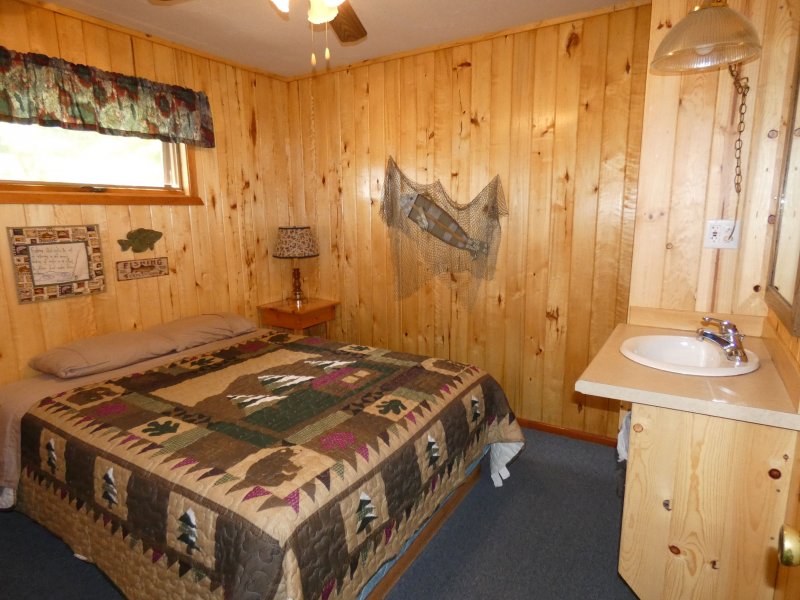 Cabin8_Bedroom 1